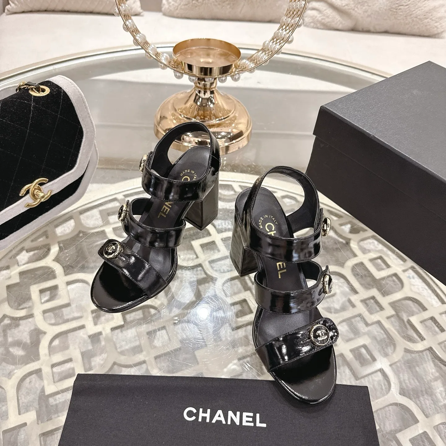 👟👟Ex-factory price 560👟👟 2026SS latest CHANEL Chanel 2026 early spring catwalk new model 🌸️Purchased the original version in Hong Kong and opened the mold exclusively. Top quality % genuine last developed with smooth lines and smooth entry and exit from the counter! Official website 1:1 production. Fabric: Mixed sheepskin imported from Italy & private molded double C buckle and letters are delicate, smooth, shiny and feel great! 💅The fabric and the feet are made of the same material, which is great on the feet! ! ! Color: black/apricot Code number: 34-40 (custom-made sizes 41 and 42 are non-refundable)